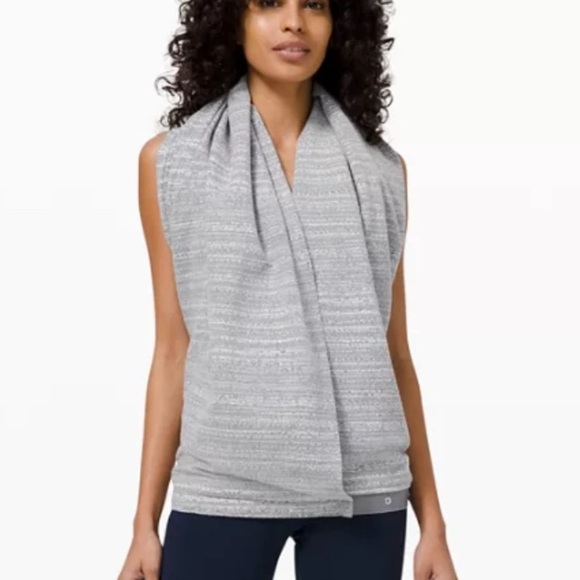 Lululemon Vinyasa Snap Scarf/Wrap/Cover Up Heathered Gray/White Stripe. - Picture 8 of 11